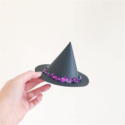 DIY Mini Witch Hat Garland: Spooky and Stylish Halloween Decor